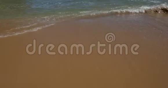 沙滩上的蓝色海浪沙滩上蓝色的海浪背景美丽的海滩的顶部景观和宁静的波浪视频的预览图