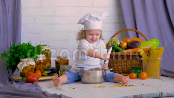 厨师厨师女孩在锅里煮健康的食物视频的预览图