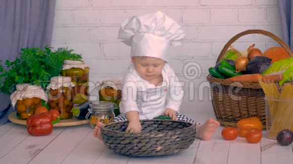 小男孩坐在厨房装饰和蔬菜烹饪视频的预览图