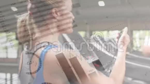 与女性运动员在跑步机上跑步的数据处理动画视频的预览图