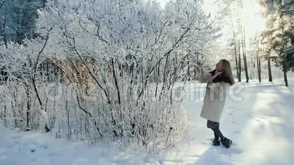 迷人的女人在冬天在户外喝咖啡视频的预览图