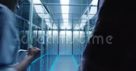 在服务器机房内行走不同的IT工程师视频的预览图