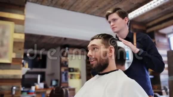 理发店有镜子的人和理发师视频的预览图