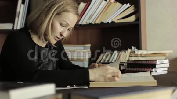 大学里在图书馆工作的女讲师疲倦的学生准备考试视频的预览图