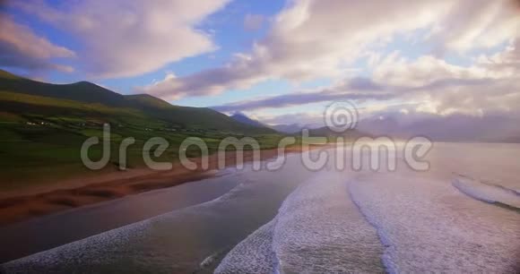 日落4k时的海岸和青山视频的预览图