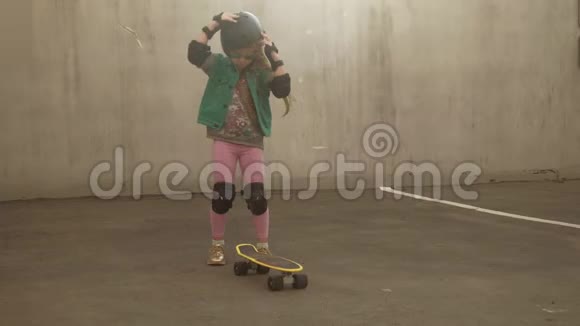 一个小女孩骑在黄色滑板上视频的预览图