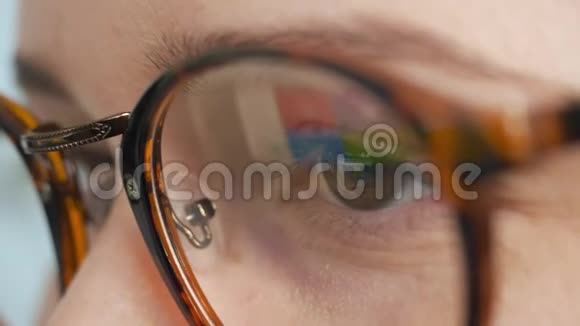 戴眼镜的女人在网上搜索特写镜头视频的预览图