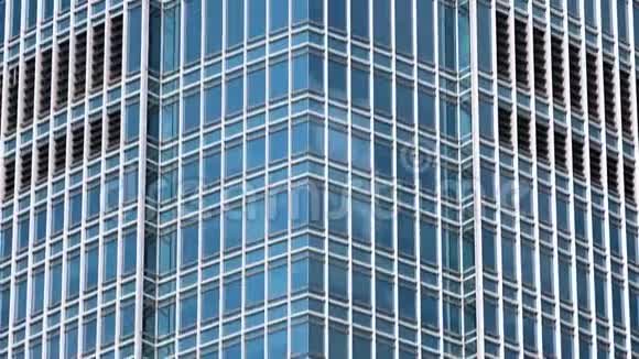 现代高层写字楼的倾斜镜头带有玻璃立面视频的预览图