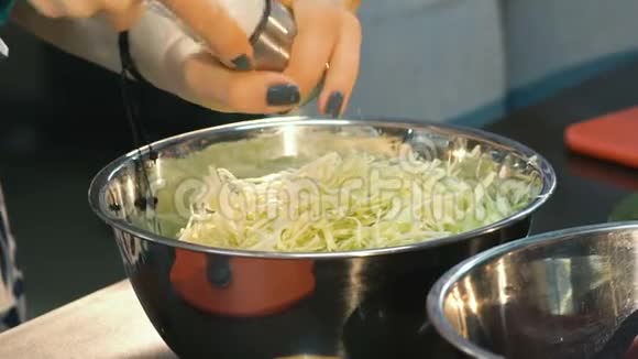 泡菜卷心菜沙拉特写镜头视频的预览图