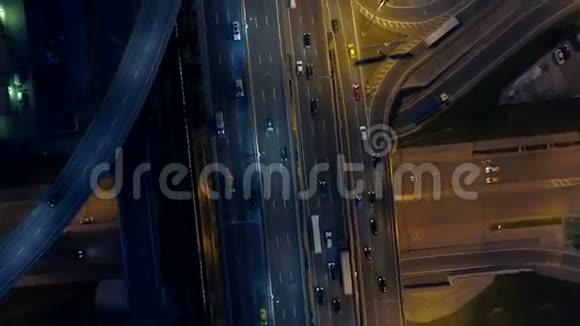 夜间公路道路交叉口系统从上面看视频的预览图
