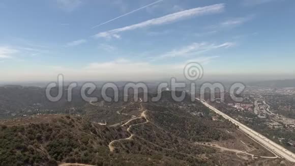 加州格伦代尔附近和山区的空中拍摄视频的预览图