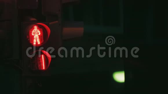交通灯变绿红叫绿色和红色灯泡在交通灯中闪烁视频的预览图