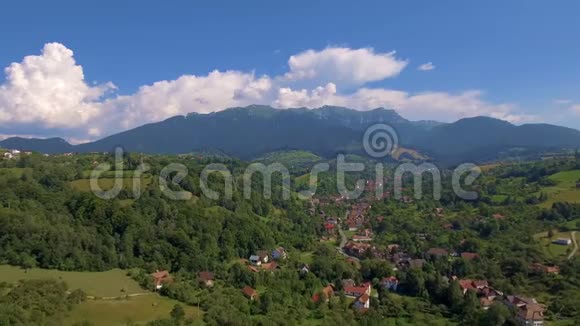 夏日在山上俯瞰村庄视频的预览图