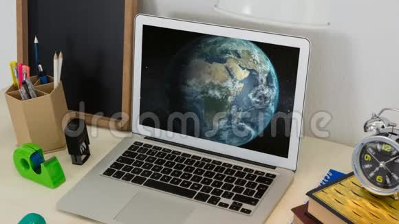 地球仪在电脑屏幕上旋转的动画视频的预览图