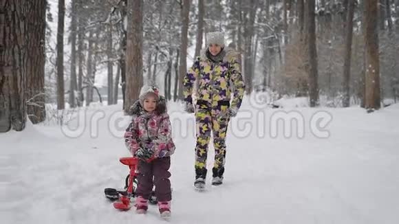 快乐的一家人妈妈和小女儿一起在森林里的户外玩耍女孩在慢跑视频的预览图