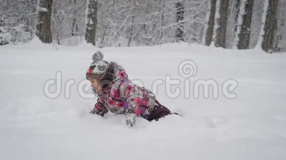 在冬天的森林里一家人在一起玩耍年轻女子坐在雪地里等着她视频的预览图