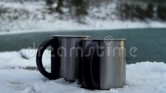 雪冬提供两杯热咖啡或茶视频的预览图