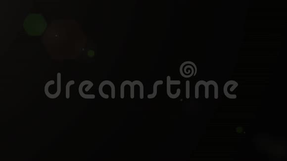 黑色背景上有灯光点的旋转网格动画视频的预览图