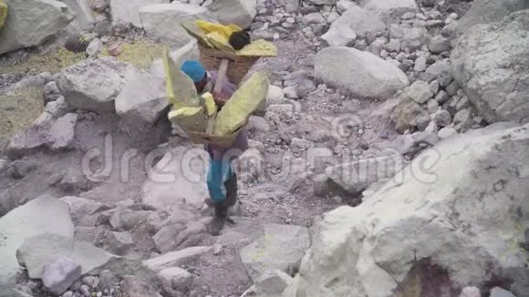 硫磺工人卡瓦伊根火山视频的预览图