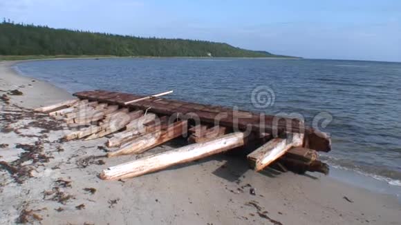 一艘旧木船在白海岸边失事视频的预览图