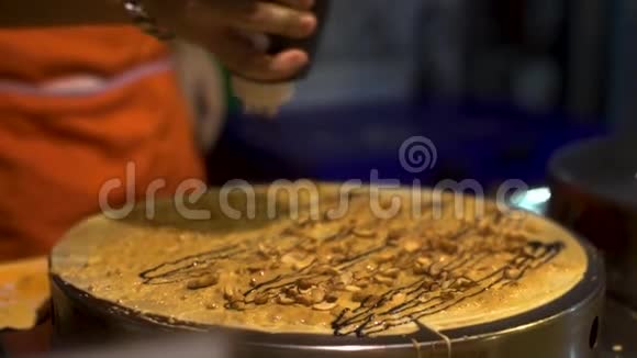 街头美食泰国人在夜市用香蕉和巧克力做煎饼视频的预览图