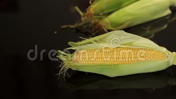 黑色背景下成熟玉米的特写视频的预览图