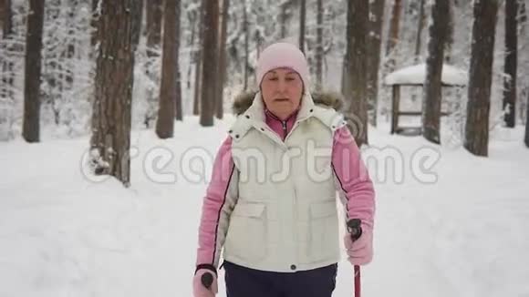一群活跃的女性在森林里积极地进行北欧式的散步锻炼从而使她的闲暇时间变得更加忙碌快乐的退休小姐视频的预览图