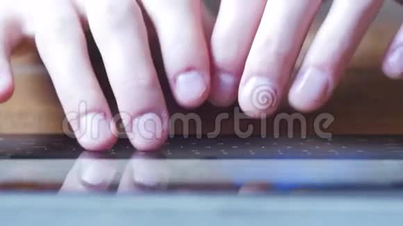 男子木制桌上虚拟键盘桌上的手型文本视频的预览图