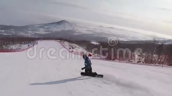 运动员自信地在滑雪板上滚下山他的职业是在空的时候从一边到另一边视频的预览图
