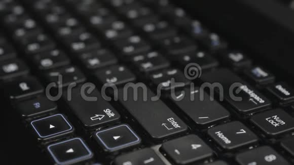 关注电脑键盘的前台和后台视频的预览图