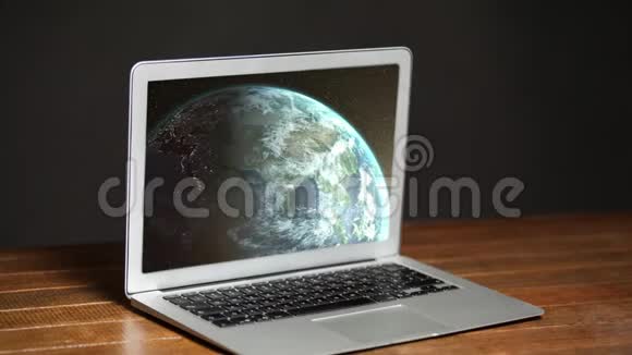 地球仪在电脑屏幕上旋转的动画视频的预览图