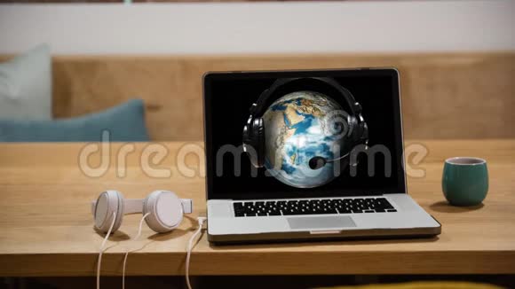 用耳机在电脑屏幕上旋转地球仪的动画视频的预览图