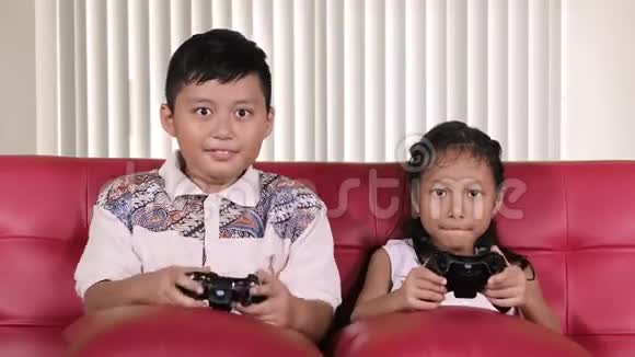 孩子们在家玩电子游戏视频的预览图