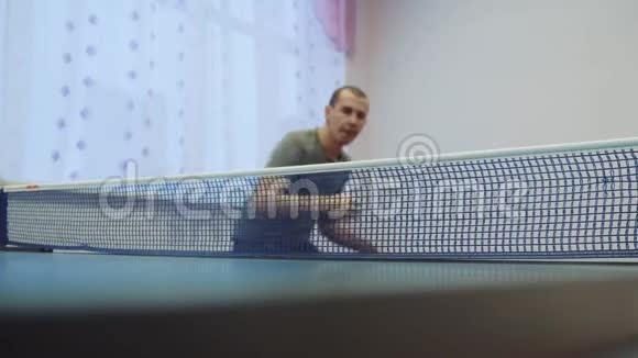 乒乓球正手概念慢动作视频生活方式人打乒乓球训练乒乓球运动视频的预览图