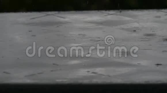 雨滴在桌子上视频的预览图