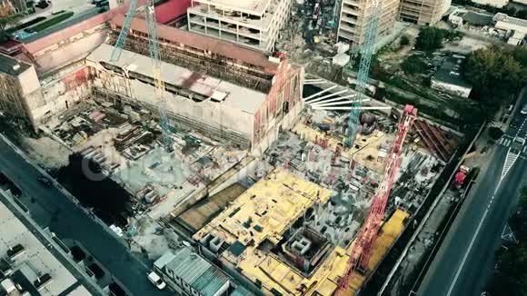 城市建筑工地空中俯视图视频的预览图