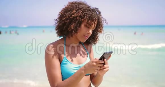 在海边打电话的快乐女人视频的预览图
