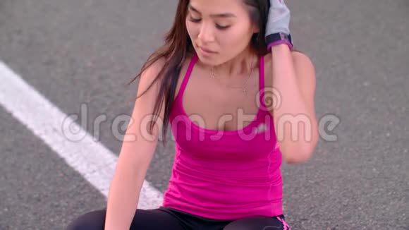 慢跑后被打的女人经过艰苦的训练接近亚洲女人视频的预览图