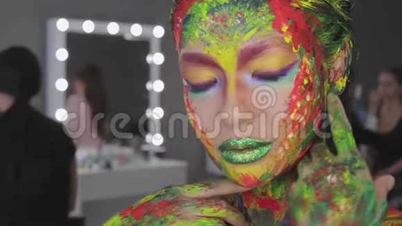 女孩艺术化妆水彩画视频的预览图