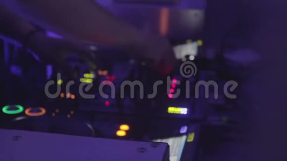 在夜总会演奏音乐的男性DJ的轮廓生活方式缔约方视频的预览图