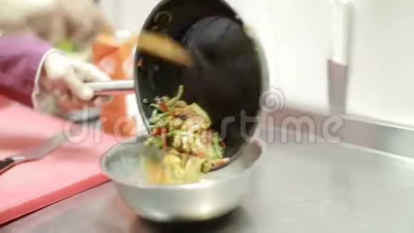 厨师烹饪蔬菜沙拉视频的预览图