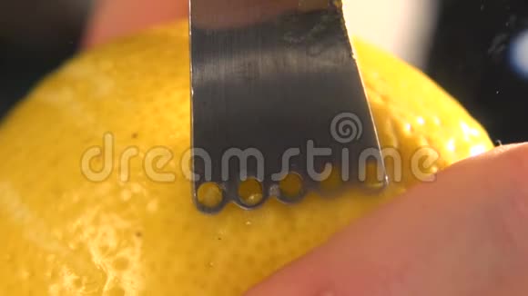 餐厅厨师在餐厅厨房的烤炉上摩擦柠檬皮关门视频的预览图