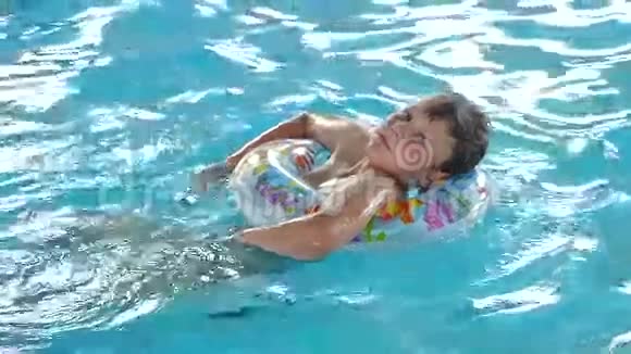男孩用充气戒指游泳视频的预览图