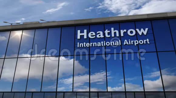 在伦敦希思罗机场降落的飞机在候机楼内视频的预览图