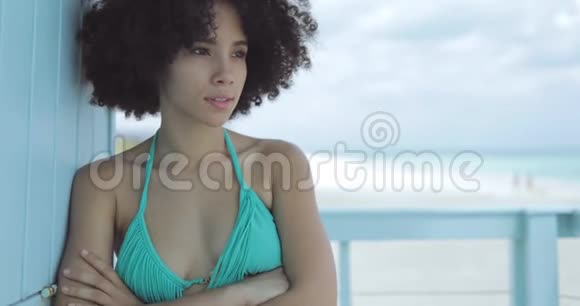 穿泳衣的自信的年轻黑人女孩视频的预览图