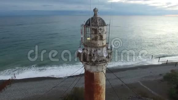 从阿布哈兹苏呼米海岸线附近的古老灯塔的高度观看视频的预览图