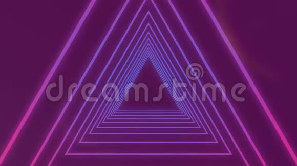扭曲三角形的隧道轮廓在粉红色背景上以聚光灯移动视频的预览图