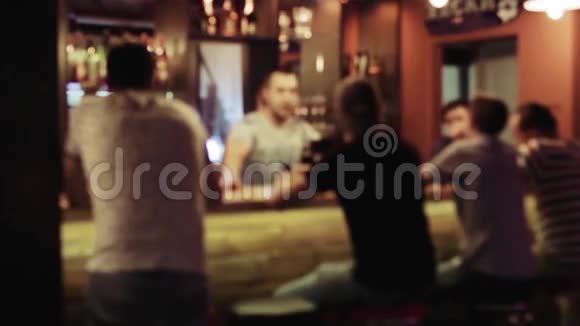 一群人坐在酒吧里视频的预览图