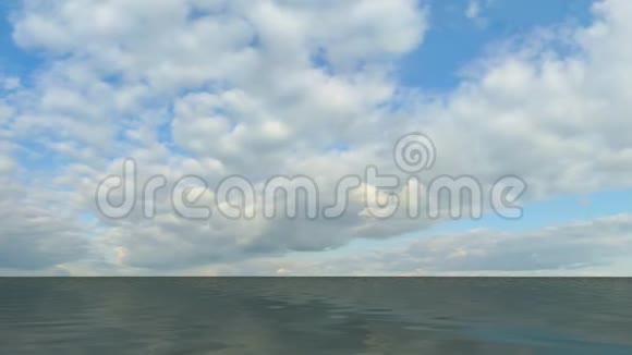 带着美丽的天空在海洋中拍照视频的预览图
