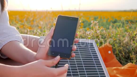 与室外太阳能光伏电池板相连的手机太阳能电池充电器可再生能源关闭视频的预览图